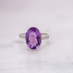 Anillo de plata con piedra semi-preciosa amatista