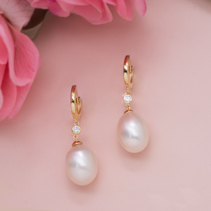 Aretes largos con perla fina oval