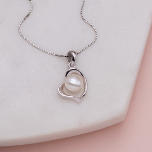 Juego cadena y dije de corazón con perla