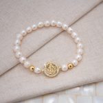 Pulsera de perla natural con medalla de San Benito