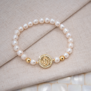 Pulsera de perla natural con medalla de San Benito