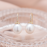 Aretes cortos con perla fina oval