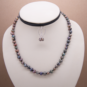 Collar corto y aretes con perla irregular