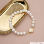 Pulsera de perla irregular con broche de flor en madre perla