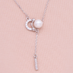 Juego de cadena y dije de plata con perla cultivada y circones en diseño corbata