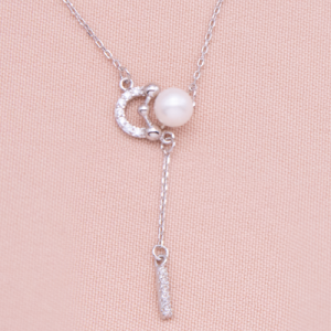 Juego de cadena y dije de plata con perla cultivada y circones en diseño corbata