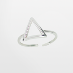 Anillo de plata y rodio con diseño de triángulo.