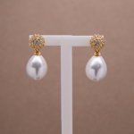 Arete de madre perla en forma de gota con pavé de circones