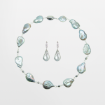 Juego de collar y aretes con perla coin gris  y beads de plata.