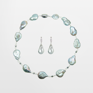 Juego de collar y aretes con perla coin gris  y beads de plata.