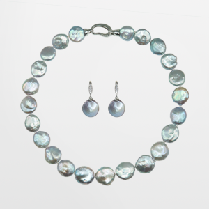 Juego de collar y aretes con perla coin gris y broche de rodio.