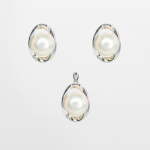 Juego de dije  aretes de plata con perla al centro y diseño de óvalo