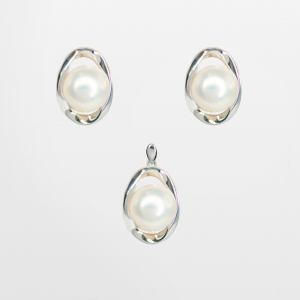 Juego de dije  aretes de plata con perla al centro y diseño de óvalo
