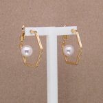 Arracada hexagonal con perla