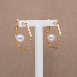 Arracada hexagonal con perla