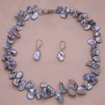 Juego de collar y aretes de perla Keshi gris