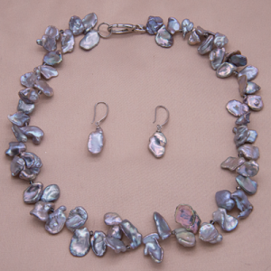 Juego de collar y aretes de perla Keshi gris