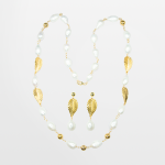 Juego de aretes y collar largo de perla oval 11mm con hojas y beads dorados