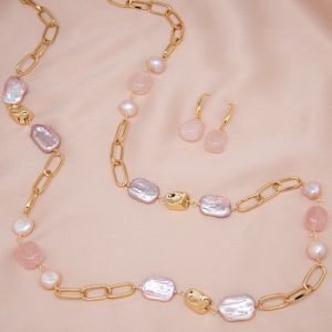 Collar largo con aretes en perla cuadrada y cuarzo rosa