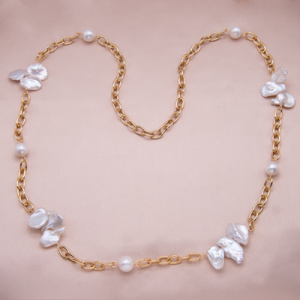 Collar largo de eslabones con perla keshi y perla semi-redonda