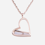 Juego de cadena con dije de plata con baño de oro rosado diseño de corazón con baguettes de cristal