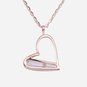 Juego de cadena con dije de plata con baño de oro rosado diseño de corazón con baguettes de cristal