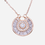 Juego de cadena con dije de plata con baño de oro rosado y diseño de circulo con baguettes de circones