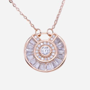 Juego de cadena con dije de plata con baño de oro rosado y diseño de circulo con baguettes de circones