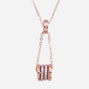 Juego de cadena con dije de plata con baño de oro rosado, diseño de 2 cilindros con espiral de circones