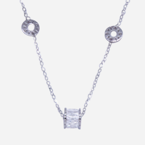 cadena de plata con dije circular con baguettes de cristales y 2 aros