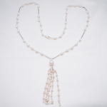 Collar largo de perlas cultivadas con tejido rosario y tassel al frente