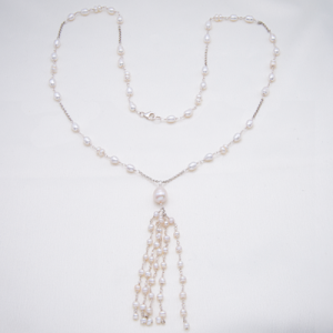 Collar largo de perlas cultivadas con tejido rosario y tassel al frente