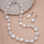 Collar corto con aretes de perla barroca plana fina