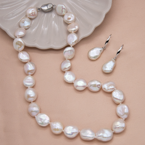 Collar corto con aretes de perla barroca plana fina