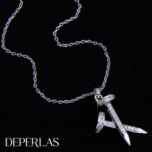 Juego de cadena con dije de 2 clavos con circones