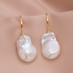 Aretes largos de perla barroca plana