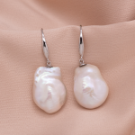 Aretes largos de perla barroca plana