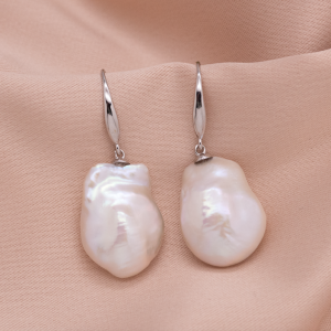 Aretes largos de perla barroca plana