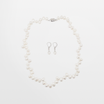 Juego de collar y aretes con perlas asimétricas