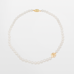 Collar corto de perlas cultivadas con flor hueca de chapa de oro de 18k