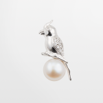 Dije de plata con perla botón y diseño de pájaro
