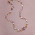 Collar corto de perlas y piedras semi-preciosas